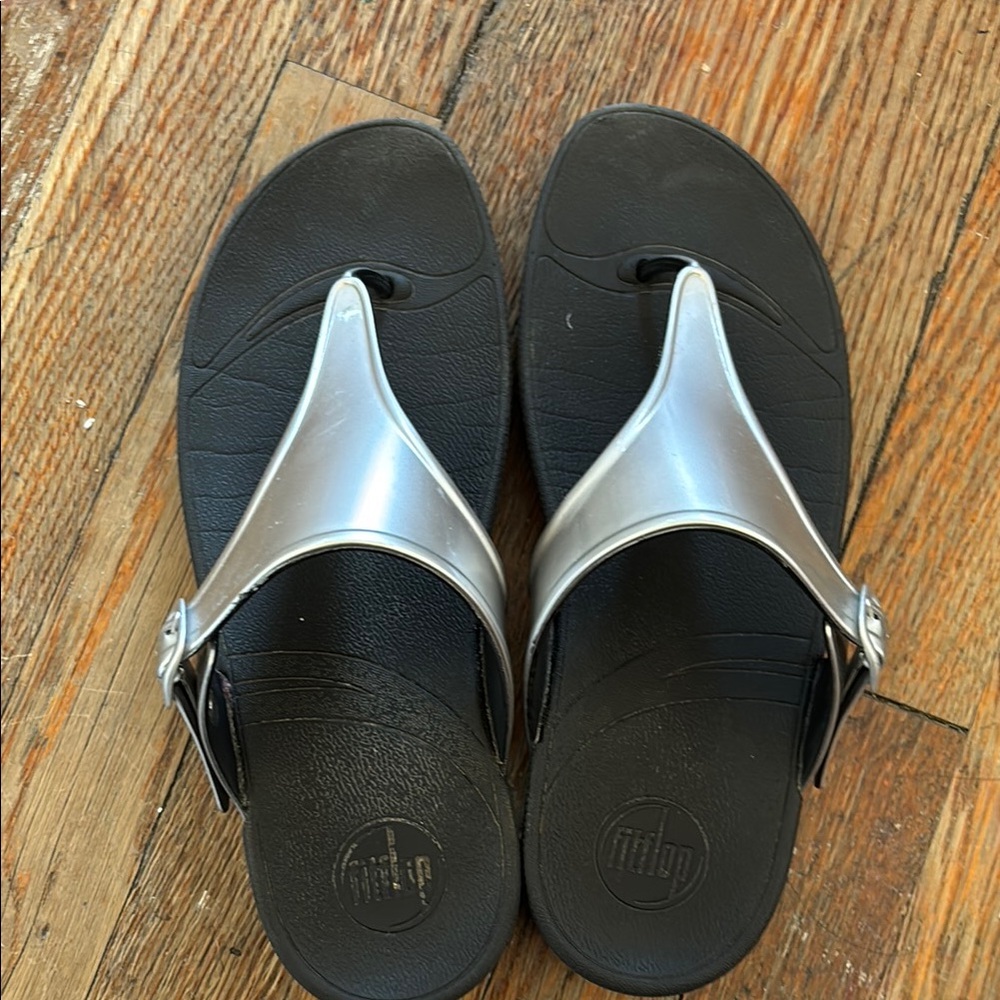Fitflop Silver and Black Sandals with Metallic Straps and Comfortable Foam Sole